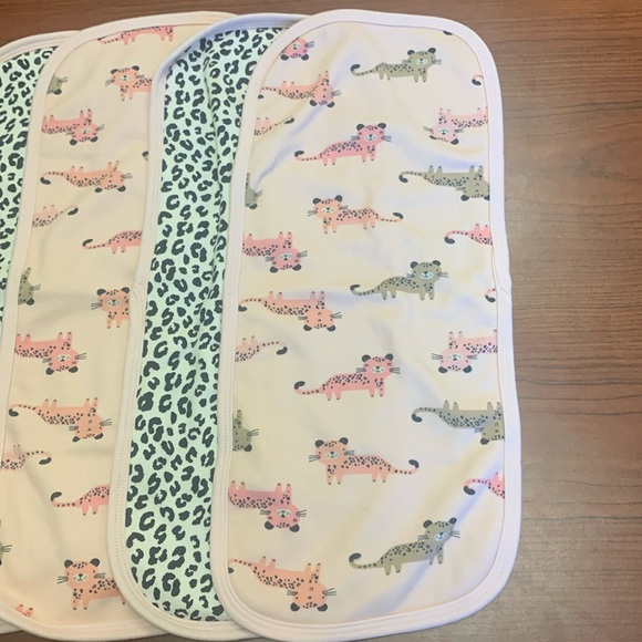Gerber terry Knit Burp Cloths (4) with matching bibs (3) - Picture 7 of 12